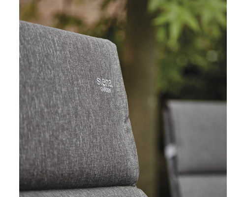 Gros plan d''une chaise de jardin avec le logo Siena Garden