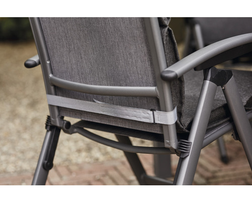 Vue détaillée d''une chaise de jardin avec assise en tissu et cadre en aluminium.