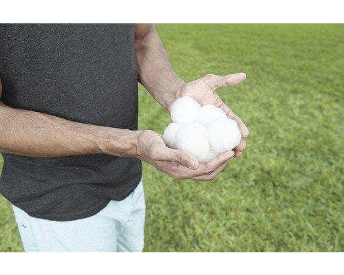 Une personne tient des boules de coton dans ses mains
