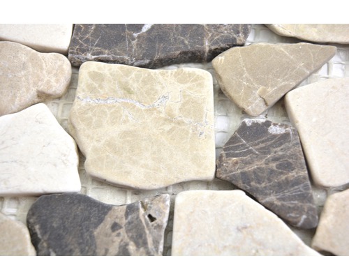 Nahaufnahme von Mosaikfliesen aus Naturstein