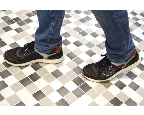 Personne avec des chaussures sur un sol carrelé