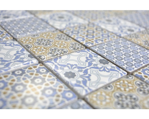 Gros plan de carreaux de mosaïque carrés avec motifs