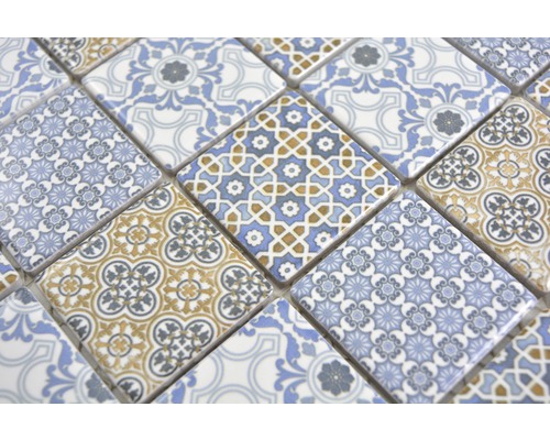 Gros plan de carreaux de mosaïque à motifs