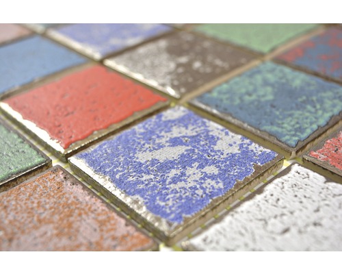 Gros plan de carreaux de mosaïque de différentes couleurs