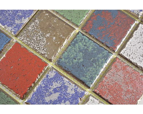 Gros plan de carreaux de mosaïque en céramique de différentes couleurs pour l''intérieur