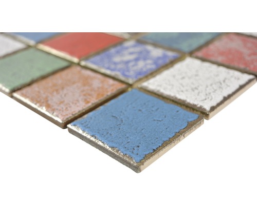 Gros plan de carreaux de mosaïque de différentes couleurs
