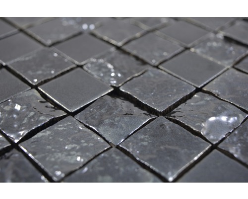 Nahaufnahme von quadratischen Metallmosaikfliesen.