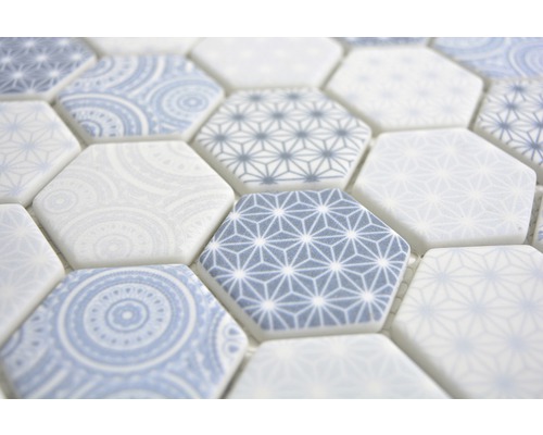 Gros plan de carreaux de mosaïque hexagonaux avec différents motifs
