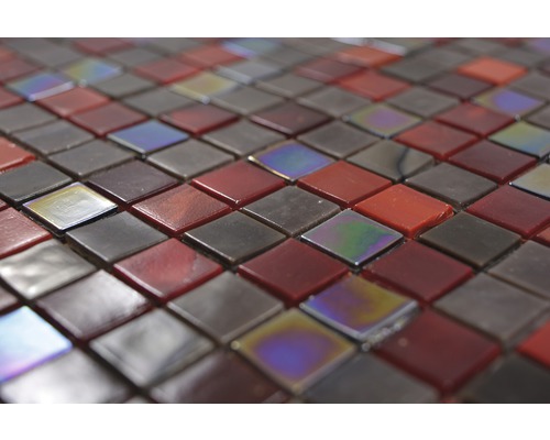 Gros plan de carreaux de mosaïque en verre carrés dans les tons rouge et marron.