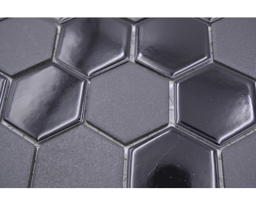 Sechseckige Mosaikfliesen in zwei verschiedenen Grautönen