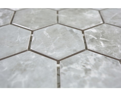 Gros plan de carreaux hexagonaux imitation marbre.