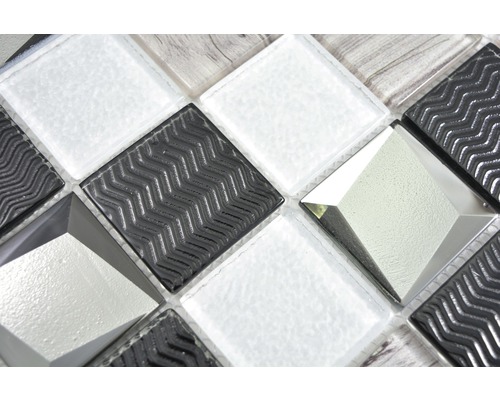 Nahaufnahme von Glasmosaikfliesen mit verschiedenen Mustern