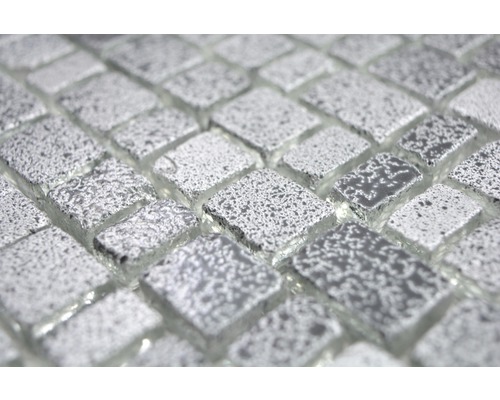 Gros plan de carreaux de mosaïque en verre avec une surface argentée.