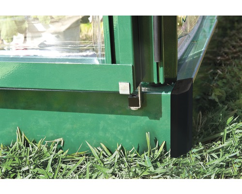 Vue détaillée d''un châssis de culture dans le jardin