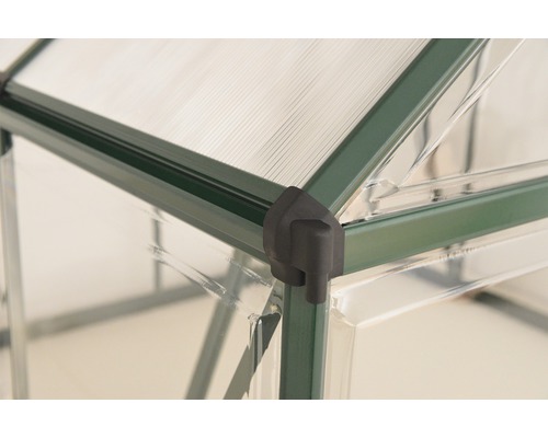 Vue détaillée d''une serre avec cadre et raccord d''angle