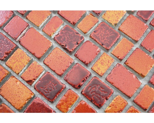 Detailaufnahme von Mosaikfliesen in verschiedenen Rottönen