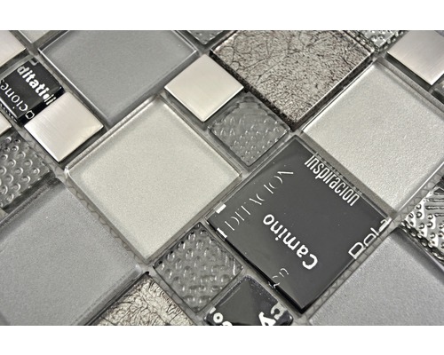 Gros plan de carreaux de mosaïque de couleur argent