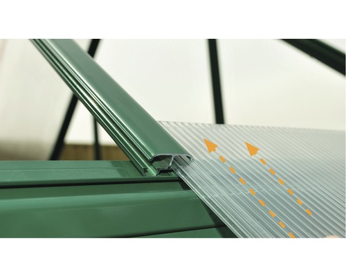 Vue détaillée d''une construction de serre avec des plaques en polycarbonate.
