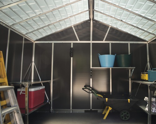 Vue intérieure d''un abri de jardin avec des étagères et des outils de jardinage