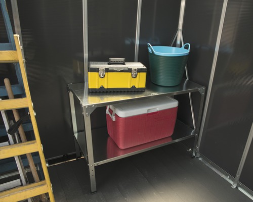 Établi avec boîte à outils, seau et glacière dans une pièce