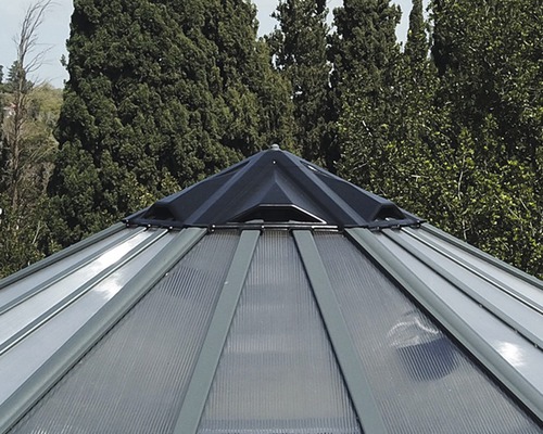 Detailansicht des Dachs eines Pavillons mit Polycarbonatplatten