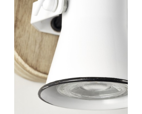 Nahaufnahme einer weißen Wandleuchte mit Holzsockel