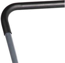 Detailansicht eines Metallgestells mit Griff