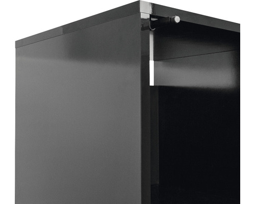 Detailaufnahme eines schwarzen Regals