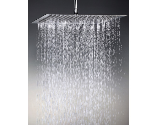 Pomme de douche carrée avec eau qui tombe