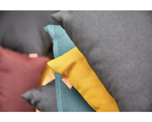 Pile de coussins de jardin de différentes couleurs avec le logo Siena Garden