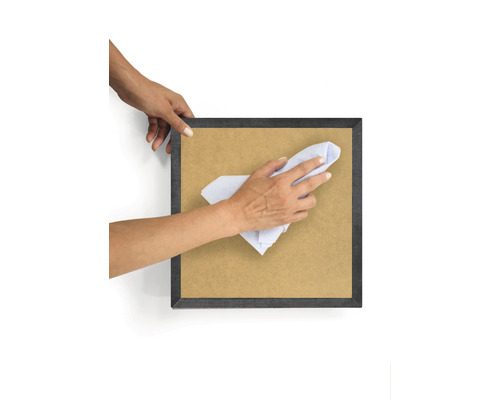 Reinigung eines Bilderrahmens mit einem Tuch