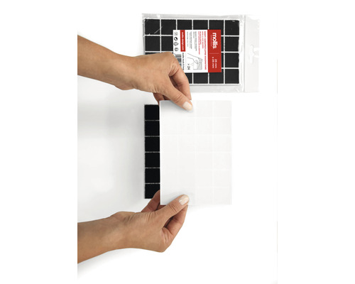 Person entfernt Schutzfolie von selbstklebenden Möbelgleitern