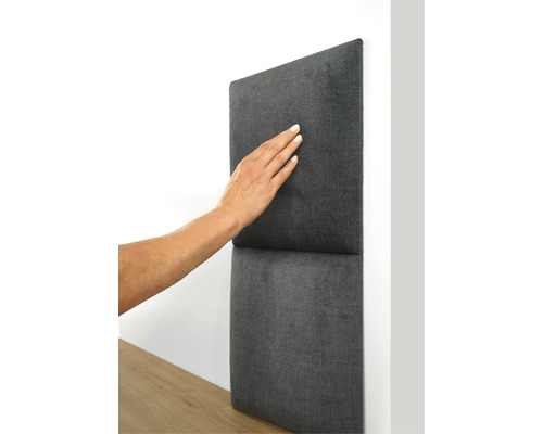 Akustikpaneel zur Wandgestaltung mit Hand berührt