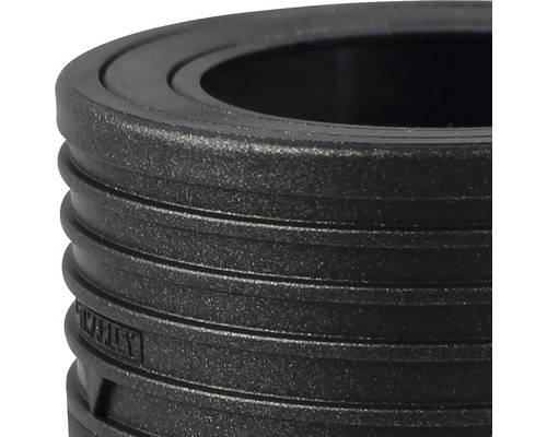 Detailansicht eines Kunststoff-Siphonformstücks für Sanitäranwendungen