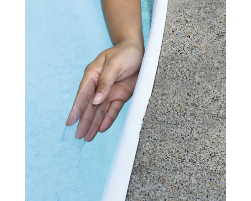 Main dans l''eau de la piscine à côté du bord de la piscine