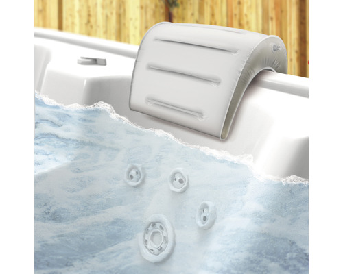 Appuie-tête gonflable sur un jacuzzi