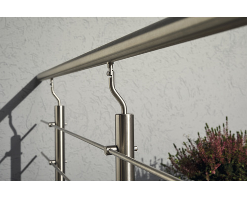 Detailaufnahme eines Geländers aus Edelstahl.