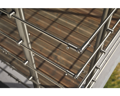 Detailaufnahme eines Geländers aus Edelstahl auf einer Holzterrasse