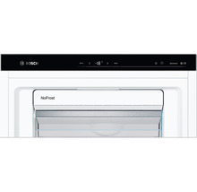 Vue détaillée d''un congélateur doté de la technologie NoFrost et du logo Bosch