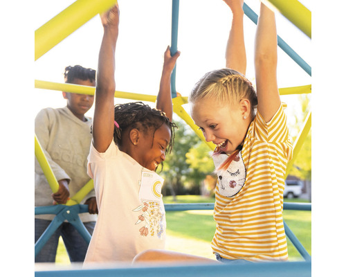 Kinder spielen auf einem Klettergerüst auf dem Spielplatz.