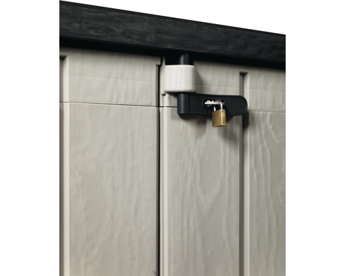 Detailansicht eines abschliessbaren Geräteschranks mit Vorhängeschloss