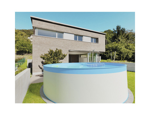 Piscine hors sol ronde dans le jardin d''une maison.