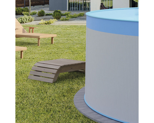 Scène de jardin avec piscine hors sol et chaises longues en bois