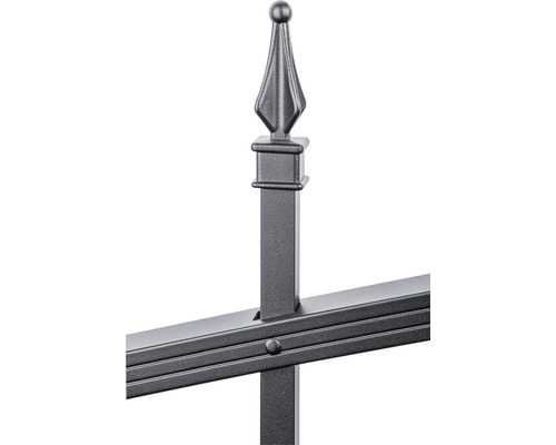 Detailansicht eines Metallzauns mit Zierspitze