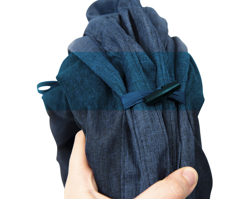 Paquet en tissu bleu avec fermeture à la main