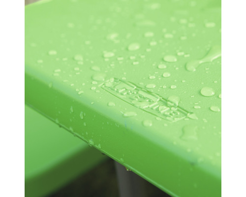 Gros plan sur un banc de jardin vert avec des gouttes d''eau et le logo Lifetime
