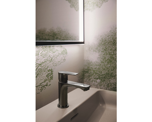 Modernes Badezimmer mit Waschbecken, Armatur und beleuchtetem Spiegel