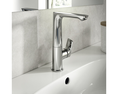 Robinet de lavabo en métal sur un lavabo