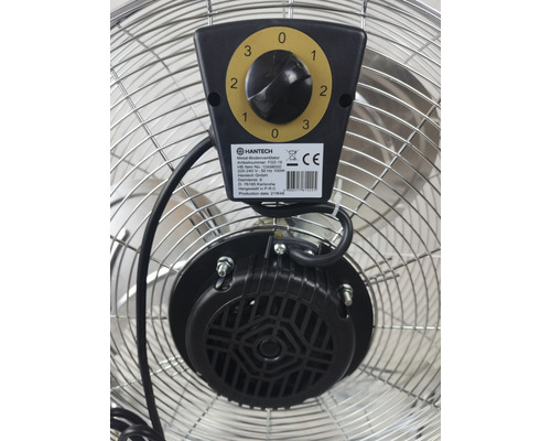 Vue détaillée d''un ventilateur de sol en métal avec variateur de vitesse et moteur