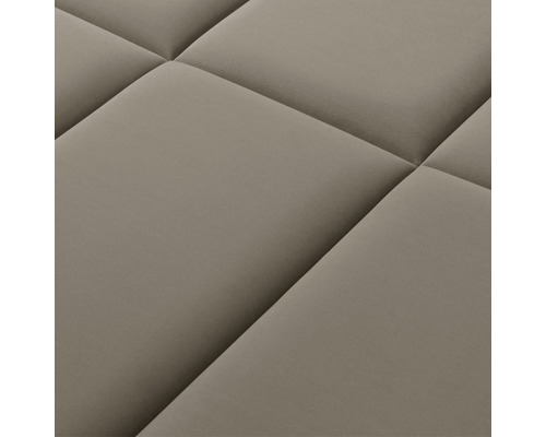 Nahaufnahme einer gesteppten Textiloberfläche mit quadratischen Mustern